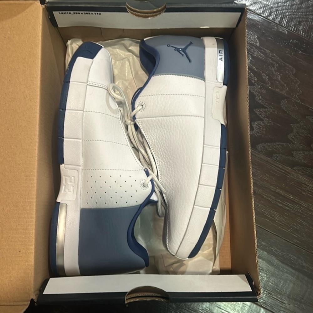 JORDAN TE 2LOW. SIZE 5.5 IN BIG KIDS. WORN MAYBE 2 TIMES, NO FLAWS